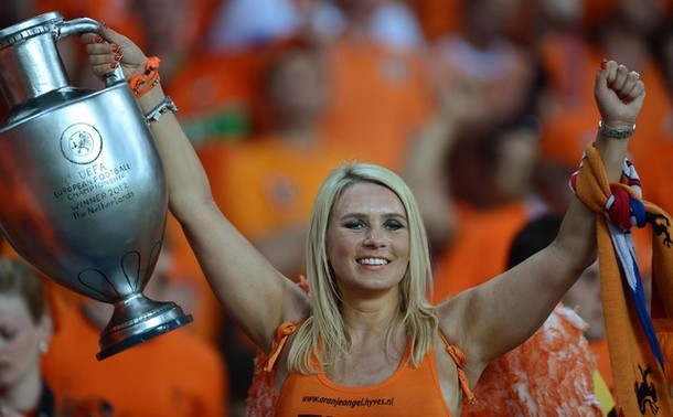 Một nữ CĐV xinh đẹp người Hà Lan cầm trên tay chiếc cúp bạc cho nhà vô địch EURO. Hóa ra đó chỉ là một phiên bản nhìn giống như thật của Cúp Henri Delaunay.